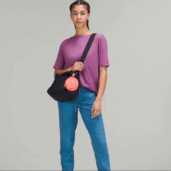 ❤️ Lululemon Logo Coin Pouch Raspberry Cream NWT - Picture 4 of 10